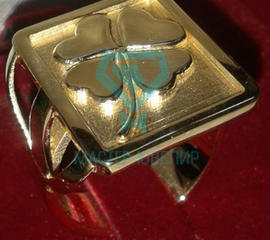 Мужское кольцо печатка с клевером из желтого золота на заказ